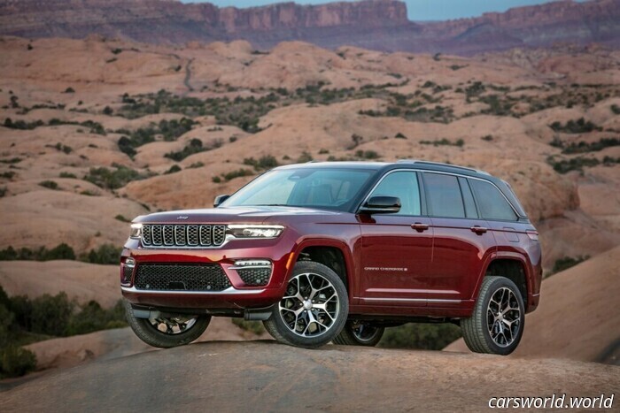 Error en el reposacabezas lleva a Jeep a retirar más de 120,000 SUVs | Carscoops
